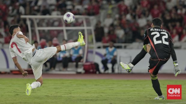 Timnas Indonesia vs Arab Saudi Marselino Ferdinan mencoba melakukan blok ketika Abdullah Al Kassar melepaskan bola dalam laga Indonesia vs Arab Saudi, Selasa (19/11) malam.