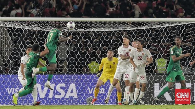 Pemain Arab Saudi Hassan Altambakti mencoba mengancam gawang Indonesia dalam laga Kualifikasi Piala Dunia 2026 di SUGBK, Selasa (19/11) malam.