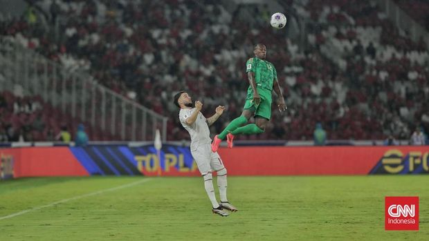 Pesepak bola Timnas Indonesia berebut bola dengan pesepak bola Timnas Jepang dalam laga Grup C Babak Ketiga Kualifikasi Piala Dunia 2026 di Stadion Utama Gelora Bung Karno (SUGBK), Senayan, Jakarta, Selasa, 19 November 2024. (CNN Indonesia/Adhi Wicaksono)