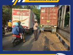Truk Tabrak Halte TransJakarta di Cakung, Lalin Macet