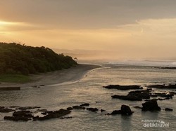 Memulai Hari dengan Sunrise di Pantai Sayang Heulang Garut