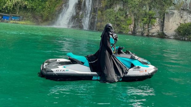 Umi Pipik naik jetski pakai gamis, tuai pujian.