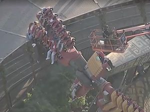 Video: Ngeri! Wahana Permainan di California Macet, 22 Orang Terjebak