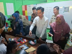 Gibran Tinjau Uji Coba Makan Bergizi Gratis dan Bagikan Alat Tulis di Jakbar