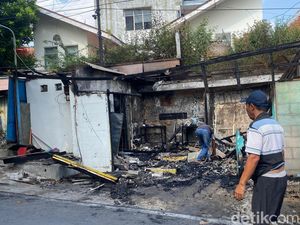 Warung Makan di Gajahmungkur Semarang Ludes Terbakar Warung Makan di Gajahmungkur Semarang Ludes Terbakar
