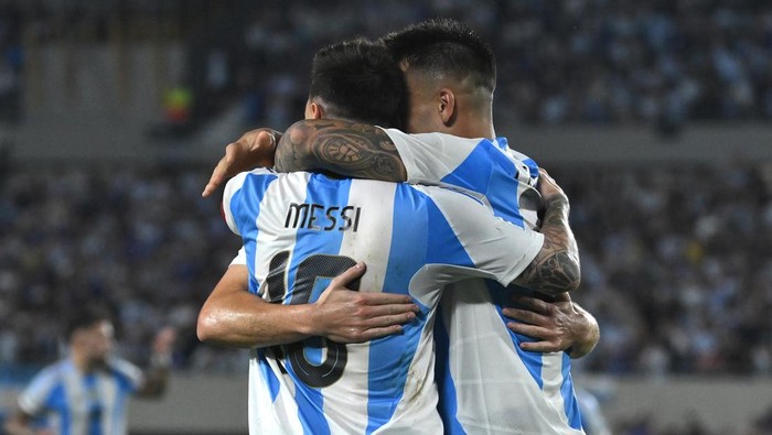 BUENOS AIRES, ARGENTINA - OCTOBER 15: Lautaro Martinez of Argentina celebrates with teammate Lionel Messi after scoring the teams second goal during the FIFA World Cup 2026 South American Qualifier match between Argentina and Bolivia at Estadio Más Monumental Antonio Vespucio Liberti on October 15, 2024 in Buenos Aires, Argentina. (Photo by Marcelo Endelli/Getty Images)