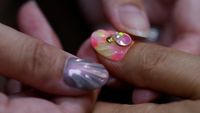 Ahli Manikur Jepang Olah Limbah Plastik Jadi Kuku Palsu Cantik