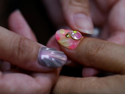 Ahli Manikur Jepang Olah Limbah Plastik Jadi Kuku Palsu Cantik