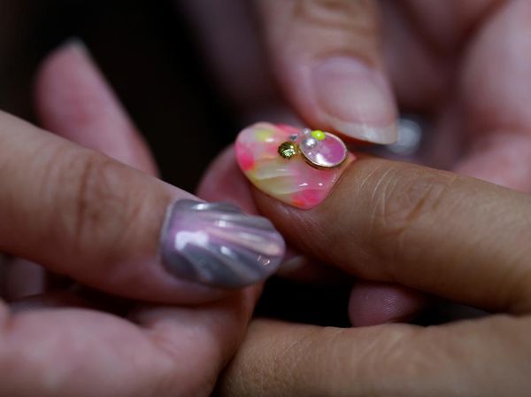 Ahli Manikur Jepang Olah Limbah Plastik Jadi Kuku Palsu Cantik