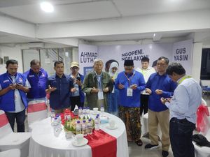 Luthfi-Yasin Salat Magrib-Doa Bersama Jelang Debat Pamungkas Luthfi-Yasin Salat Magrib-Doa Bersama Jelang Debat Pamungkas