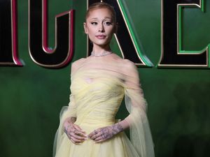 Viral Penampilan Baru Ariana Grande, Disebut Tak Sehat gegara Terlalu Kurus Viral Penampilan Baru Ariana Grande, Disebut Tak Sehat gegara Terlalu Kurus