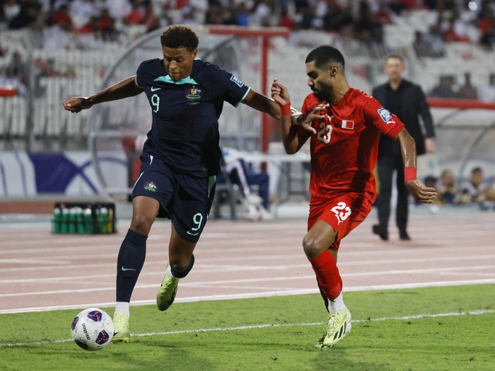 Bahrain vs Australia Soccer Football - World Cup - Asian Qualifiers - Third Round - Group C - Bahrain v Australia - Bahrain National Stadium, Riffa, Bahrain - November 19, 2024 Australias Kusini Yengi in action with Bahrains Abdulla Al Khalasi REUTERS/Hamad I Mohammed