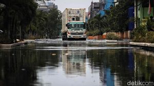 Banjir Rob Genangi Pelabuhan Muara Baru