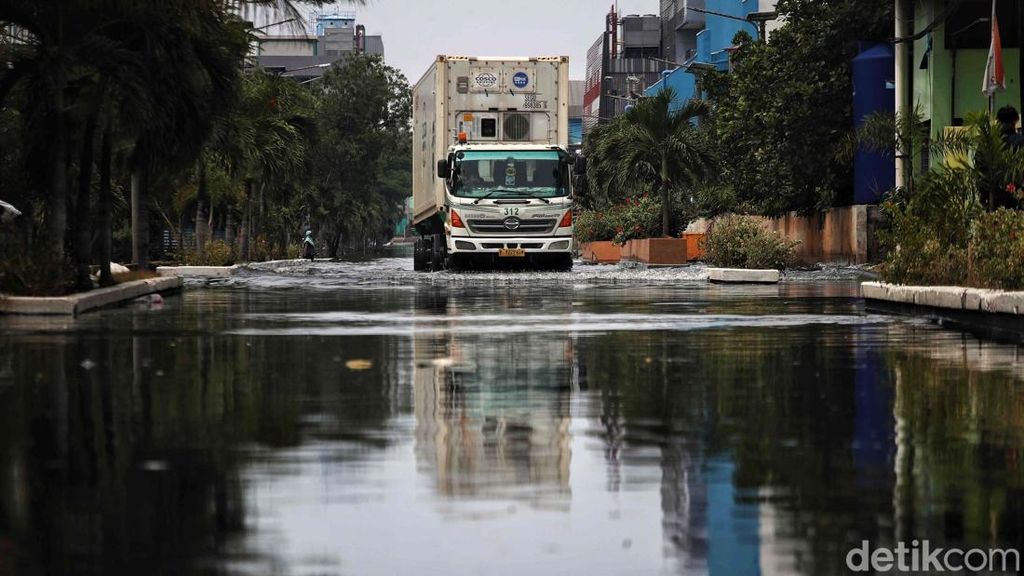 Banjir Rob Genangi Pelabuhan Muara Baru Banjir Rob Genangi Pelabuhan Muara Baru