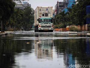 Banjir Rob Genangi Pelabuhan Muara Baru