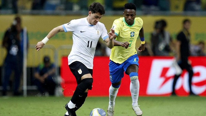 Soccer Football - World Cup - South American Qualifiers - Brazil v Uruguay - Arena Fonte Nova, Salvador, Brazil - November 19, 2024 Brazils Vinicius Junior in action with Uruguays Facundo Pellistri REUTERS/Adriano Machado