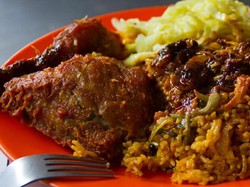 Cuci Piring di Pinggir Jalan, Warung Nasi Kandar Terancam Kena Sanksi