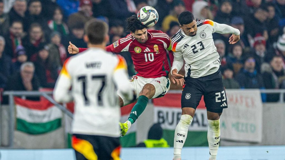 Kapten Hungaria Dominik Szoboszlai (tengah) berduel dengan Benjamin Henrichs. Foto: Getty Images/Horvath Tamas