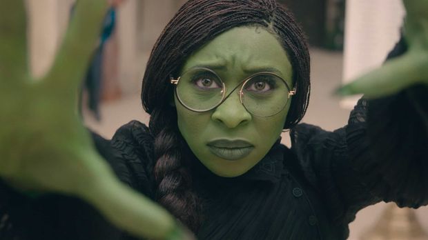 Cynthia Erivo sebagai Elphaba Thropp dalam film Wicked Part One (2024). (Universal Pictures)