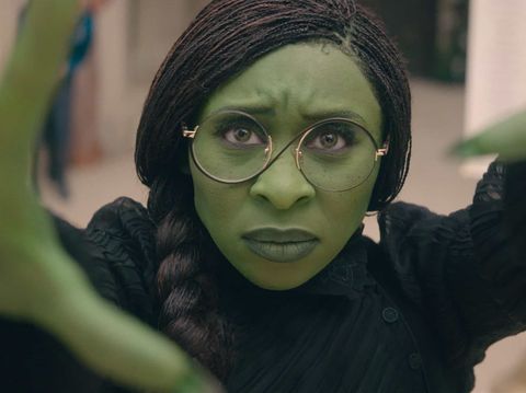 Cynthia Erivo sebagai Elphaba Thropp dalam film Wicked Part One (2024). (Universal Pictures)