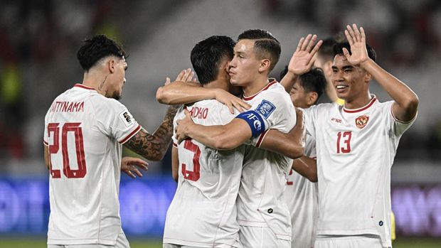 Indonesia kalahkan Arab Saudi Sejumlah pesepak bola Timnas Indonesia meluapkan kegembiraannya usai mengalahkan Timnas Arab Saudi pada pertandingan Grup C putaran ketiga Kualifikasi Piala Dunia 2026 Zona Asia di Stadion Utama Gelora Bung Karno, Senayan, Jakarta, Selasa (19/11/2024). Indonesia berhasil mengalahkan Arab Saudi dengan skor 2-0. ANTARA FOTO/Aprillio Akbar/Lmo/Spt.