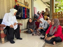 Risma Tawarkan Bantuan Modal dan Pelatihan untuk Perajin Batik Magetan