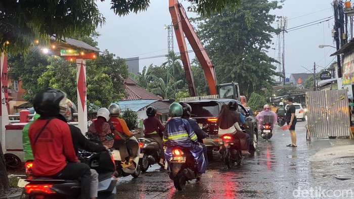 Jalan tanah Baru Depok macet pengaruh penyempitan akhir proyek turap. Macet diperparah turunnya hujasn, Rabu (20/11/2024) sore tadi. Jalan tanah Baru Depok macet pengaruh penyempitan akhir proyek turap. Macet diperparah turunnya hujasn, Rabu (20/11/2024) sore tadi.