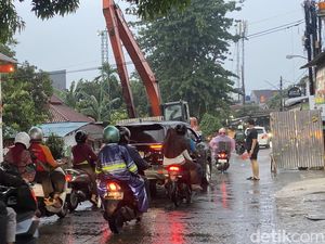 Jalur Menyempit Ditambah Hujan, Jalan Tanah Baru Depok Macet Sore Tadi Jalur Menyempit Ditambah Hujan, Jalan Tanah Baru Depok Macet Sore Tadi