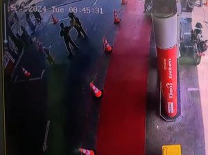 Petugas SPBU Semarang Dipukul Pemotor Pelat Merah gegara Larang Beli Pertalite Petugas SPBU Semarang Dipukul Pemotor Pelat Merah gegara Larang Beli Pertalite