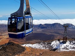 Turis Mendaki Gunung Cuma Pakai Kaos, Ujung-ujungnya Minta Dievakuasi