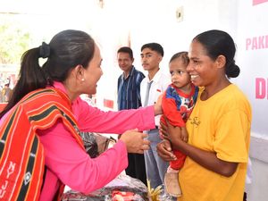 Ketum Bhayangkari Sapa Warga Maluku Barat Daya dan Salurkan Ribuan Paket Bansos