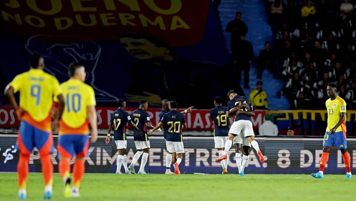 Soccer Football - World Cup - South American Qualifiers - Colombia v Ecuador - Estadio Metropolitano Roberto Melendez, Barranquilla, Colombia - November 19, 2024 Ecuadors Enner Valencia celebrates scoring their first goal with teammates REUTERS/Luisa Gonzalez