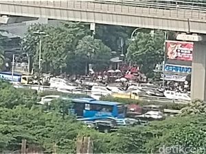 Ada Demo Depan Kemnaker, Lalin Jalan Gatsu Arah Pancoran Macet Ada Demo Depan Kemnaker, Lalin Jalan Gatsu Arah Pancoran Macet