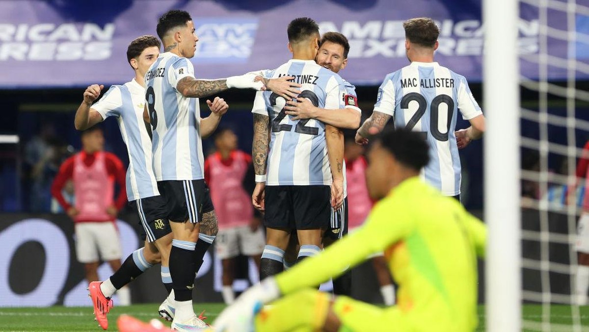 Para pemain Argentina merayakan gol Lautaro Martinez (22). Foto: Getty Images/Daniel Jayo