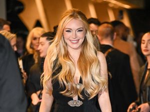 5 Gaya Seksi Elegan Lindsay Lohan Pakai Gaun Transparan di Premier Film Barunya
