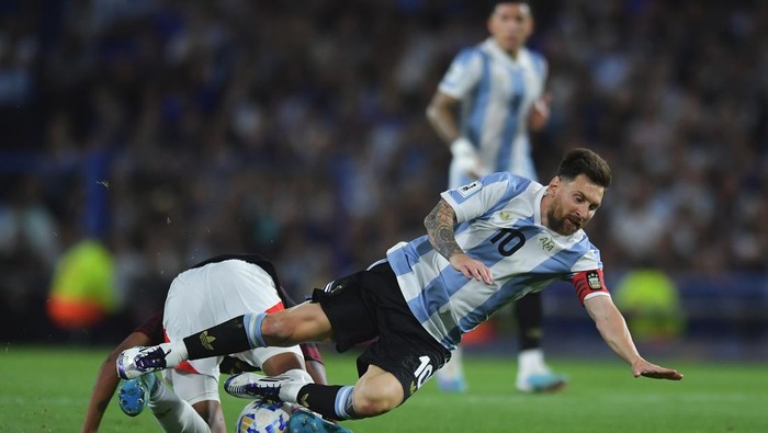 BUENOS AIRES, ARGENTINA - NOVEMBER 19: Lionel Messi of Argentina falls down during the South American FIFA World Cup 2026 Qualifier match between Argentina and Peru at Estadio Alberto J. Armando on November 19, 2024 in Buenos Aires, Argentina. (Photo by Marcelo Endelli/Getty Images)