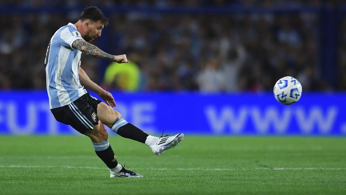 BUENOS AIRES, ARGENTINA - NOVEMBER 19: Lionel Messi of Argentina takes a free kick during the South American FIFA World Cup 2026 Qualifier match between Argentina and Peru at Estadio Alberto J. Armando on November 19, 2024 in Buenos Aires, Argentina. (Photo by Marcelo Endelli/Getty Images)