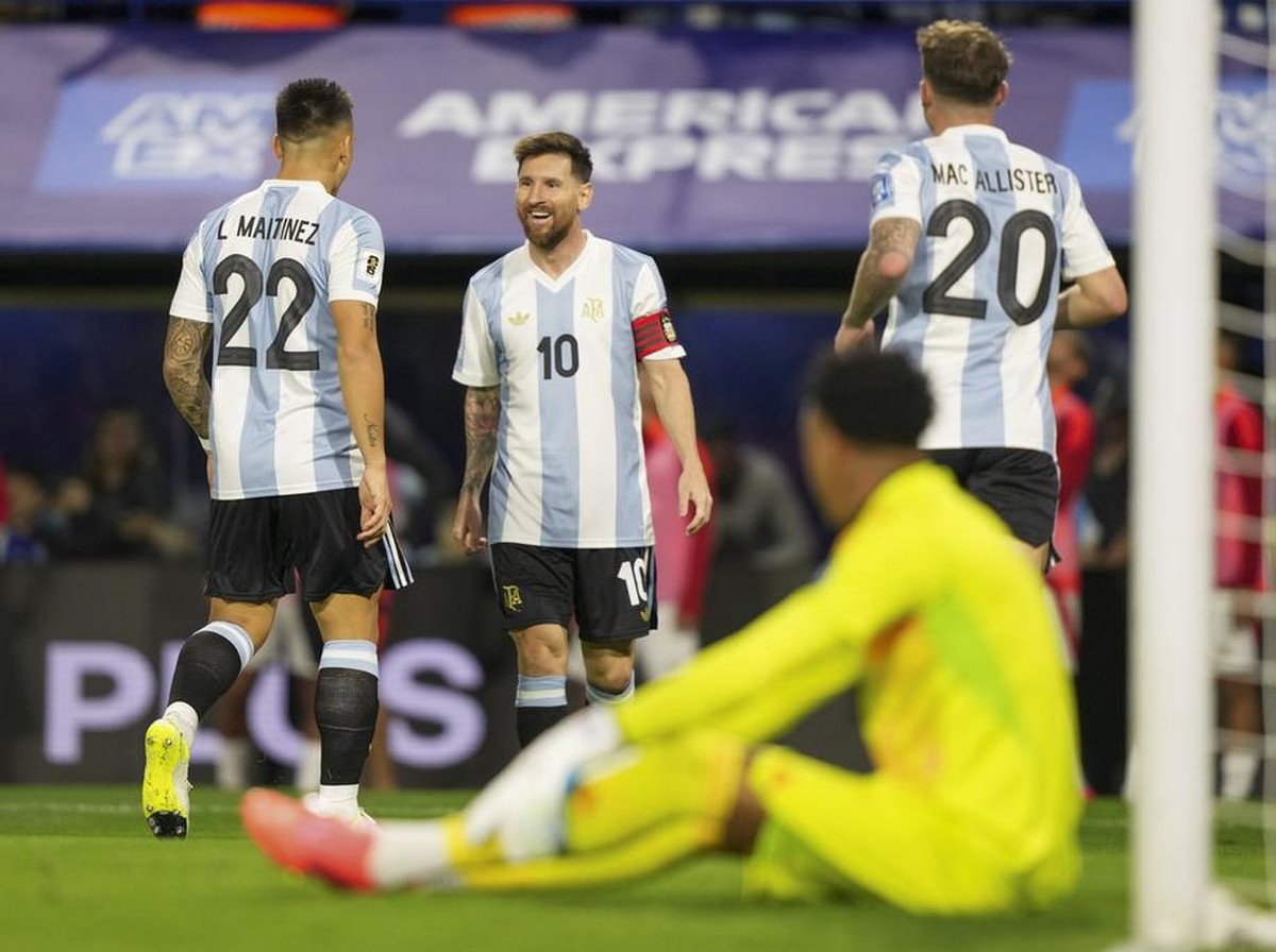 Lautaro Martinez berterima kasih ke Lionel Messi. (Foto: AP/Natacha Pisarenko)