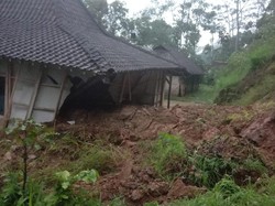2  Rumah di Trenggalek Rusak Tertimpa Tanah Longsor
