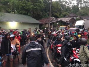 Longsor Tutup Akses Sukabumi-Sagaranten, Lalin Mengular 2 KM