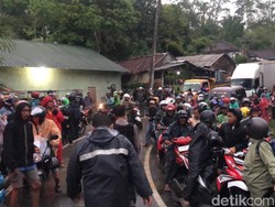 Longsor Tutup Akses Sukabumi-Sagaranten, Lalin Mengular 2 KM