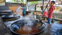 Mengintip Kegiatan Masak Randang Padang buat Oleh-oleh