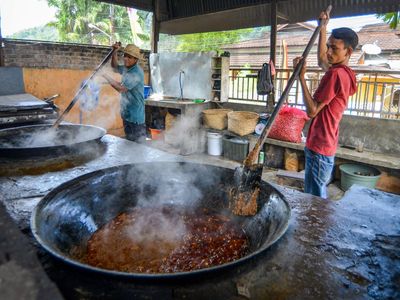 Mengintip Kegiatan Masak Randang Padang buat Oleh-oleh