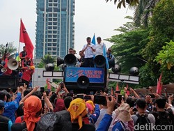 Momen Menaker Orasi di Demo Buruh, Pastikan Kenaikan UMP Membahagiakan