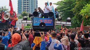 Langka! Menaker dan Wamen Ikut Orasi soal UMP Bareng Buruh