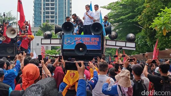 Langka! Menaker dan Wamen Ikut Orasi soal UMP Bareng Buruh