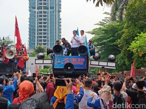 Langka! Menaker dan Wamen Ikut Orasi soal UMP Bareng Buruh