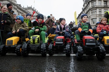 Naik Mini Traktor, Anak-anak Petani Ikut Demo di Inggris