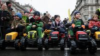 Naik Mini Traktor, Anak-anak Petani Ikut Demo di Inggris