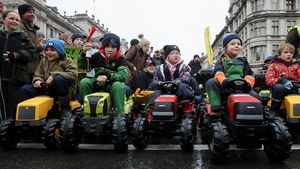 Naik Mini Traktor, Anak-anak Petani Ikut Demo di Inggris